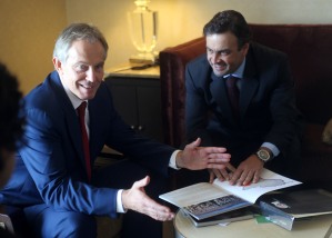 O ex-primeiro ministro da Inglaterra e o governador de Minas Gerais. Foto Rachel Murray